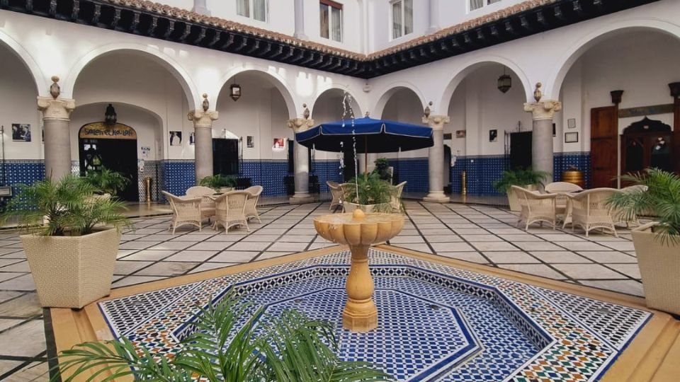 Patio arabo andalou traditionnel avec sa fontaine centrale à l hôtel El Minzah à Tanger