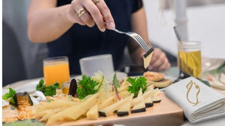 Dégustation d'un petit-déjeuner local et raffiné mettant en avant les produits du terroir dans les restaurants de l'hôtel Farah Tanger.
