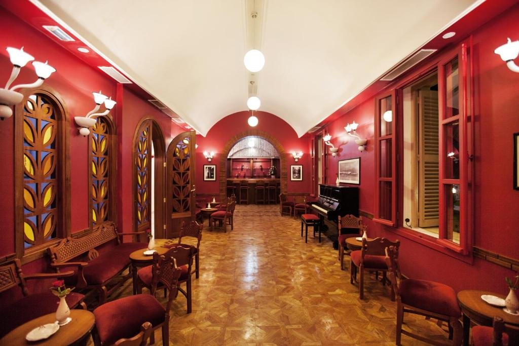 L'ambiance confidentielle et chaleureuse du Piano Bar, l'un des restaurants de la Villa de France à Tanger.