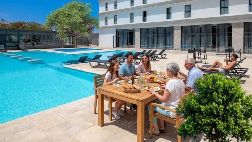 Déjeuner en plein air au Pool Bar, proposé en complément de l'offre culinaire du restaurant Casa Harris à l'hôtel Occidental Tanger