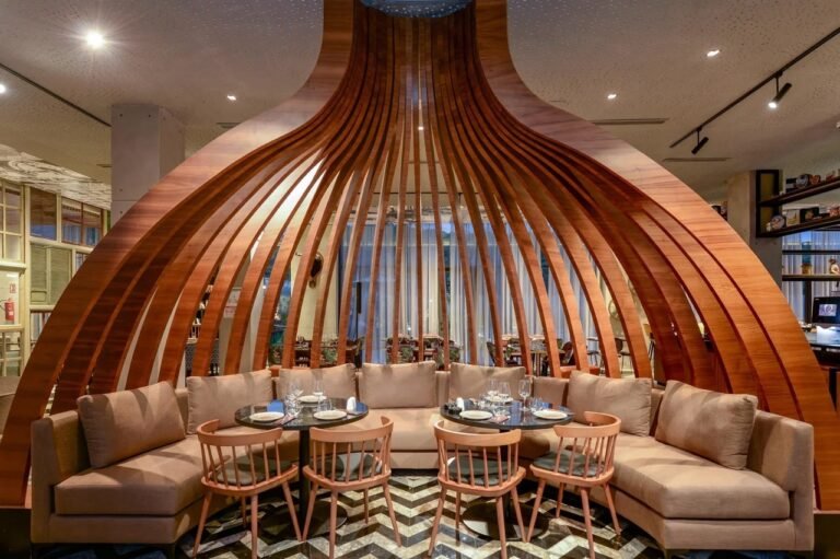 Série gastronomique : les hôtels du Détroit – Épisode 7 : L’hôtel Occidental Tanger Design moderne en bois et tables dressées au restaurant Casa Harris de l'hôtel Occidental Tanger.