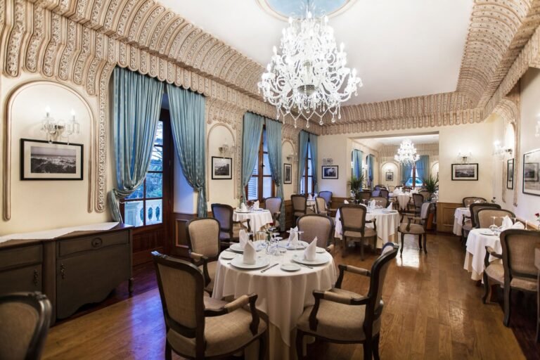 Delacroix un des restaurants de la Villa de France à Tanger avec vue panoramique sur la médina et le Détroit