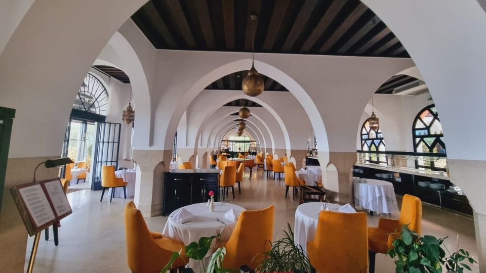 Salle du restaurant de cuisine internationale El Erz à l'hôtel El Minzah de Tanger, au cœur de notre série gastronomique.