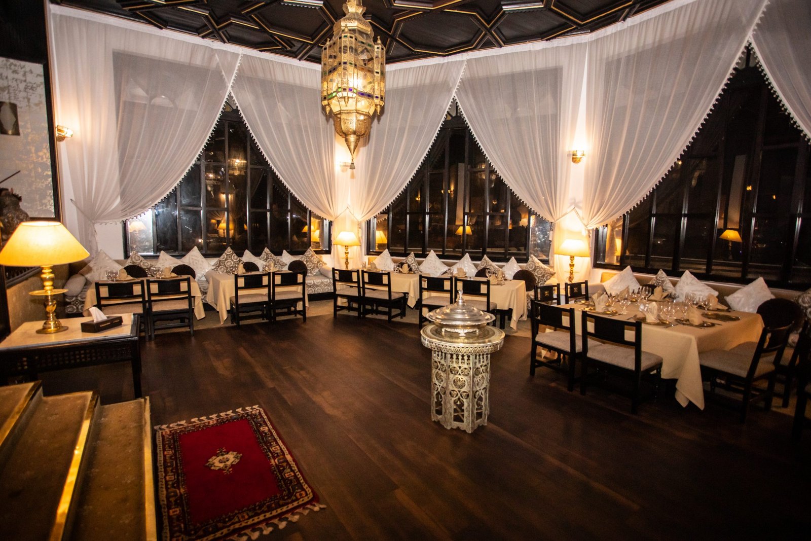 Salle intérieure du restaurant marocain El Korsan à l'hôtel El Minzah de Tanger, présenté dans notre série gastronomique.