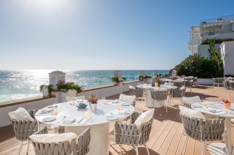 Série gastronomique : les hôtels du Détroit – Épisode 8 : L’hôtel Le Mirage Tanger Tables dressées sur la terrasse extérieure du restaurant Le Mirage à Tanger avec vue panoramique sur l'océan Atlantique