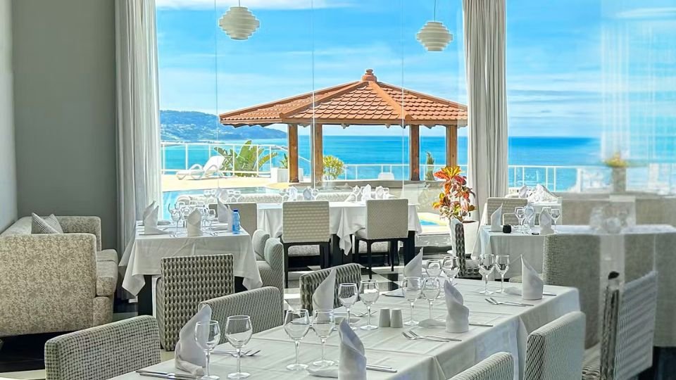 Tables dressées face à la mer dans la salle vitrée du restaurant Les Quatre Saisons, l'un des espaces phares parmi les restaurants de l'hôtel Farah Tanger.