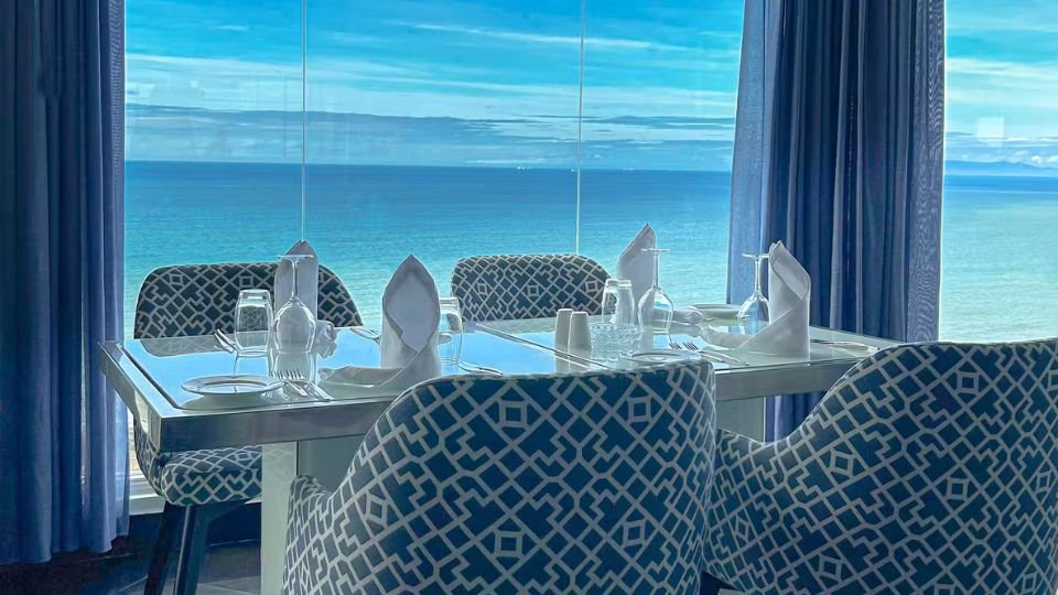 Vue panoramique depuis la baie vitrée du restaurant Mare Nostrum, classé parmi les restaurants de l'hôtel Farah Tanger.