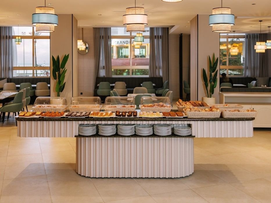 Une des stations généreuse du buffet international au restaurant Mosaic, une escale clé des restaurants du Kenzi Solazur Hotel.