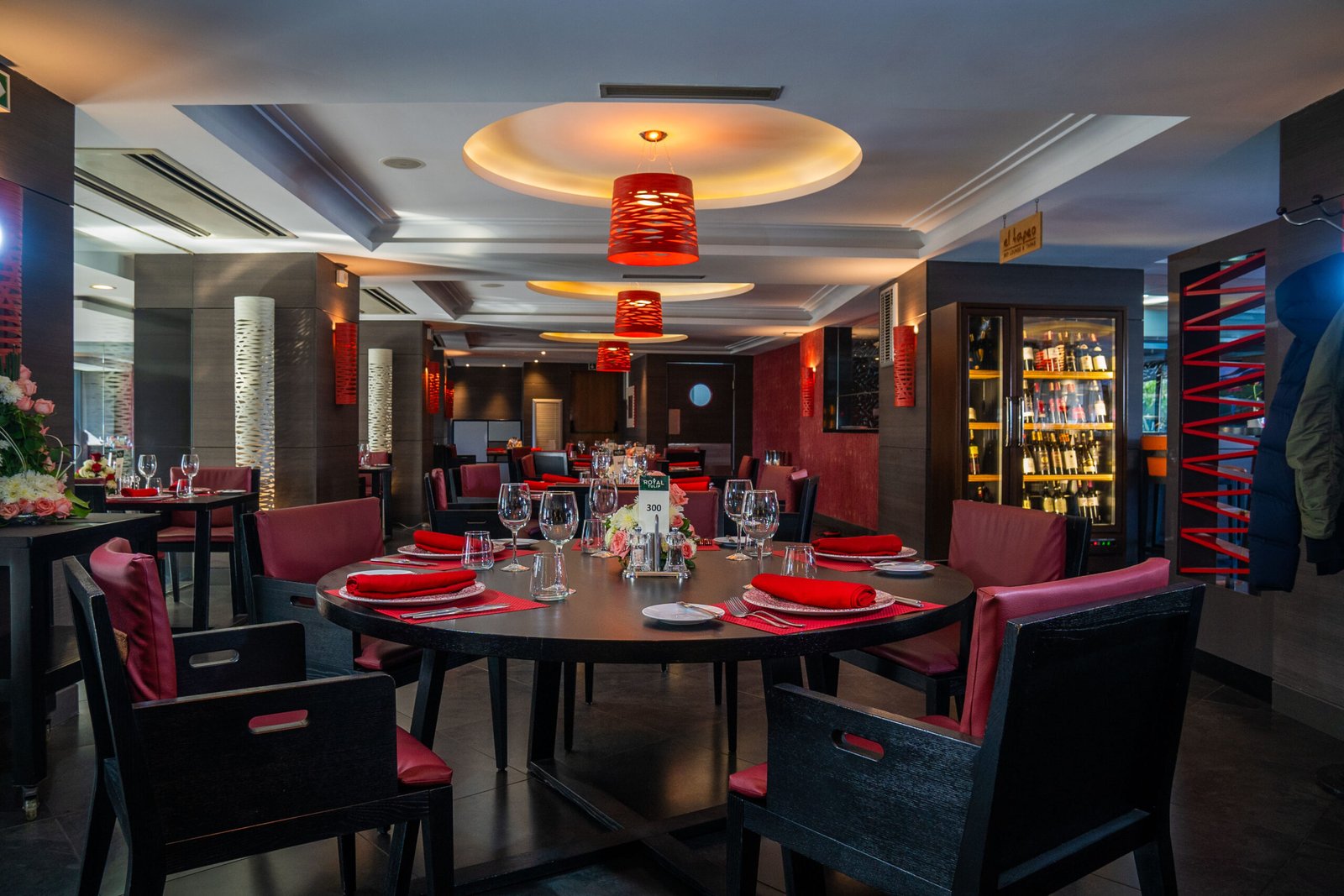 Salle de restauration au design contemporain et tables dressées au restaurant basque Vasco, une table clé des restaurants du Royal Tulip.