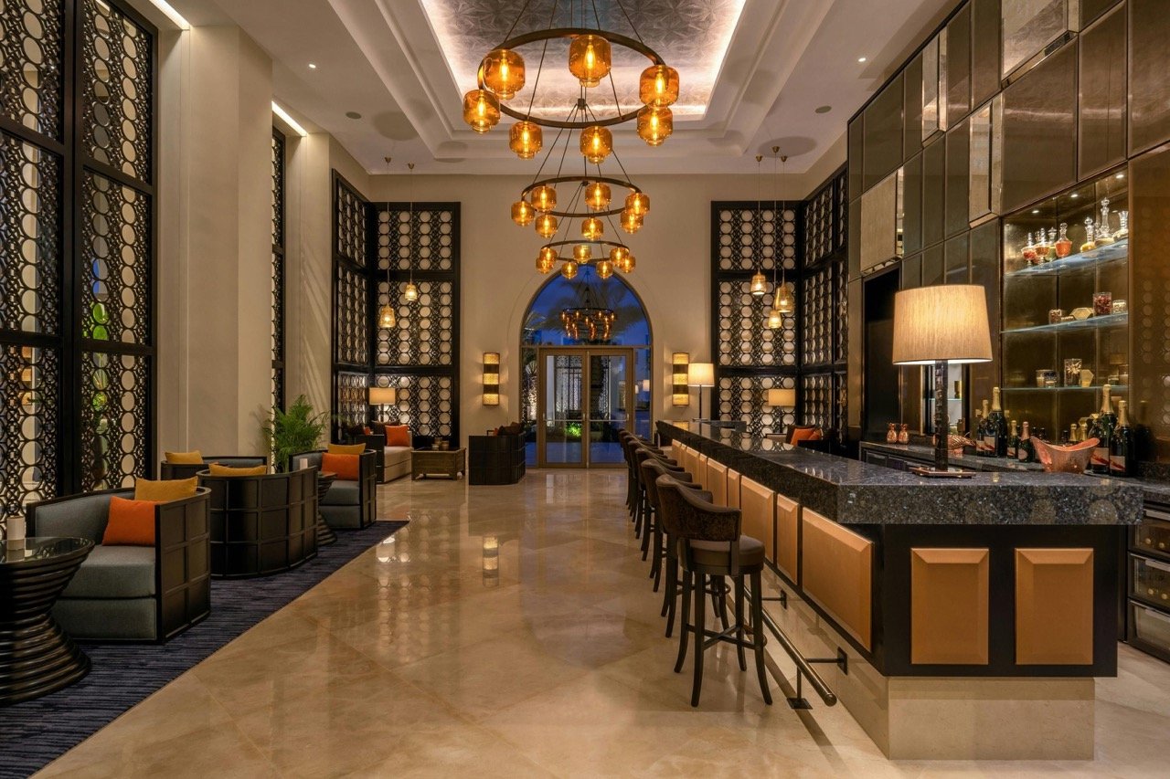 Fauteuils confortables et comptoir élégant du Rose Lobby Bar du Hilton Al Houara Tangier Resort