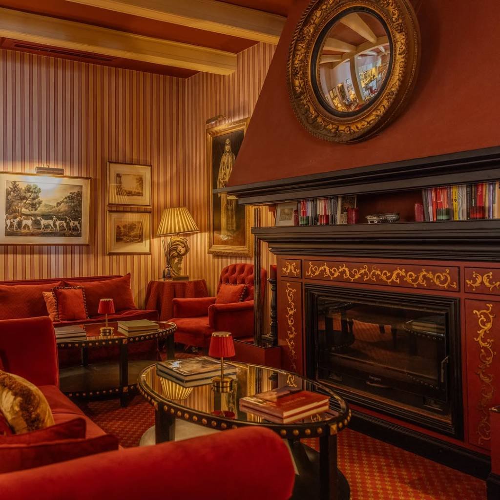 Ambiance Belle Époque au Piano Bar de l'hôtel, idéal pour les apéritifs après une session dans la salle de réunion du Mirage Tanger.