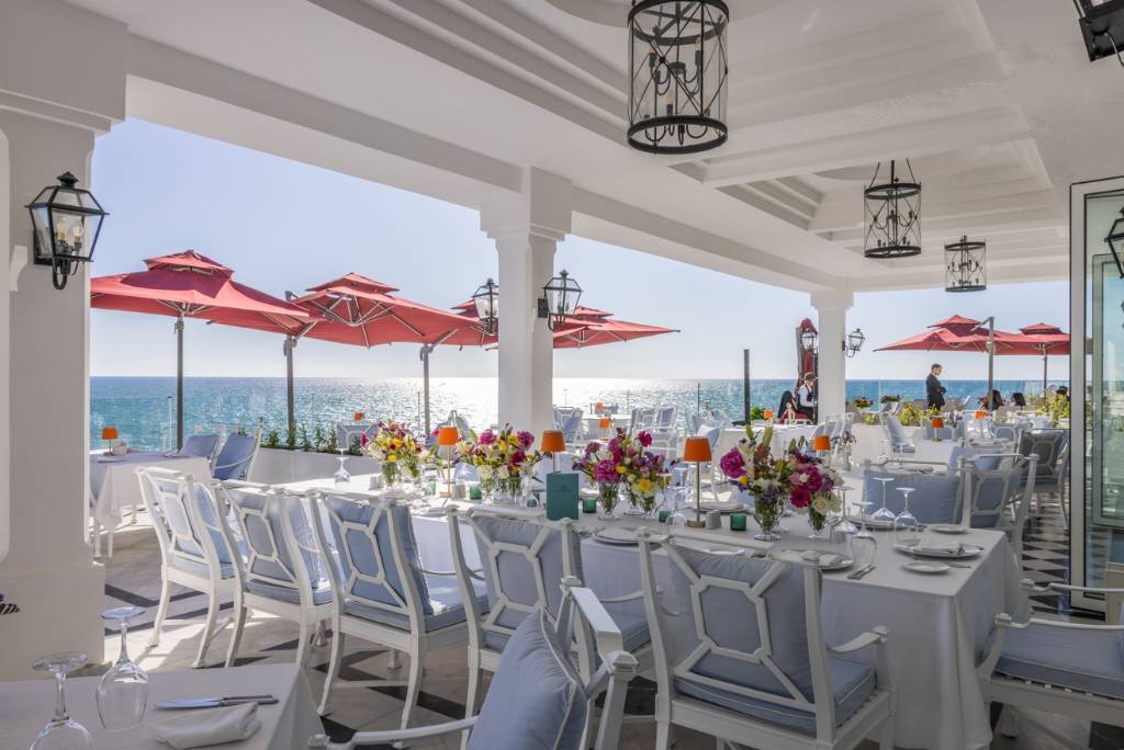 Tables de banquet dressées sur la terrasse du restaurant en marge d'un événement professionnel dans la salle de réunion du Mirage Tanger. 