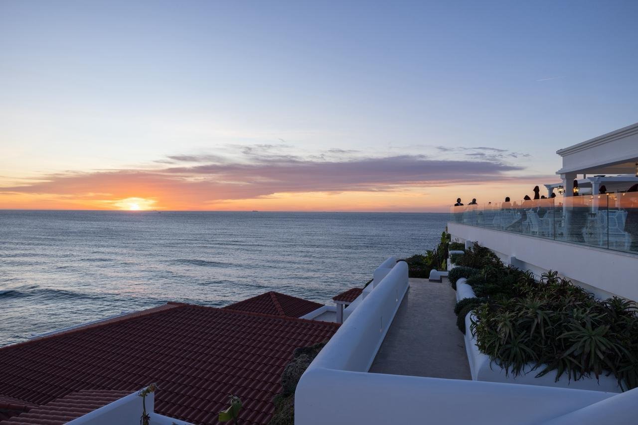 Vue sur mer au crépuscule depuis les terrasses extérieures adjacentes à la salle de réunion du Mirage Tanger.