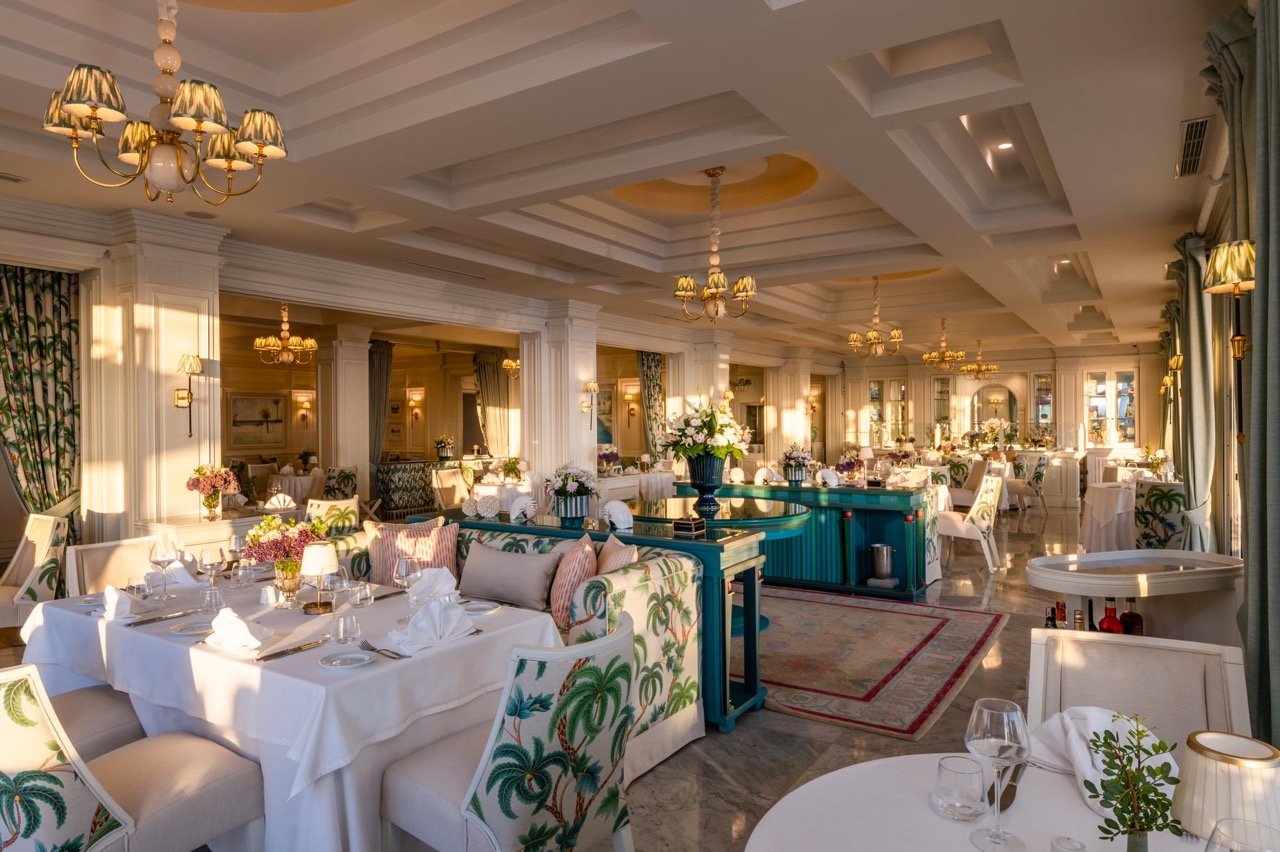 Décor raffiné et lumineux de la salle intérieure du restaurant Le Mirage à Tanger.