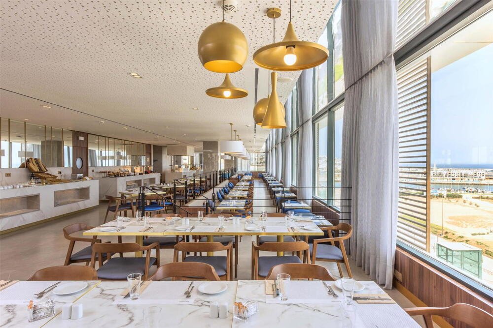 Buffet international et salle lumineuse avec vue sur mer au Bella Vista parmi les restaurants du Barceló Tanger