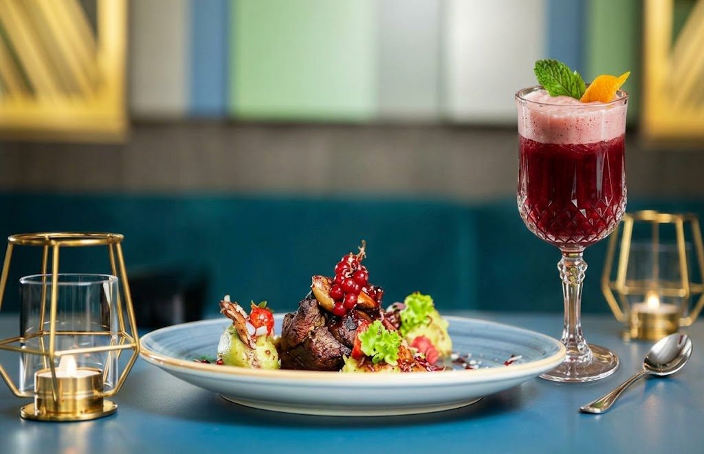 Dressage créatif d'un plat du terroir et un cocktail dans les grands restaurants de Tanger.