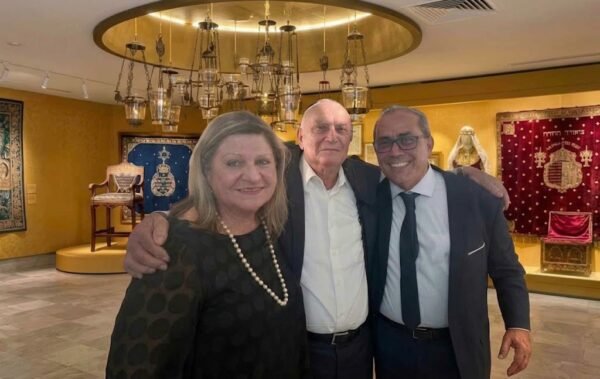 Suzanne Benarroch, Aaron Abikzer et Georges Sebbat réunis lors de l'inauguration officielle du Musée de la Culture Juive Marocaine à Fès.