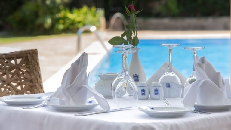 Série gastronomique – Épisode 1 : les saveurs de l’hôtel El Minzah Table dressée au Misbah Club au bord de la piscine de l'hôtel El Minzah à Tanger, au cœur de notre série gastronomique.