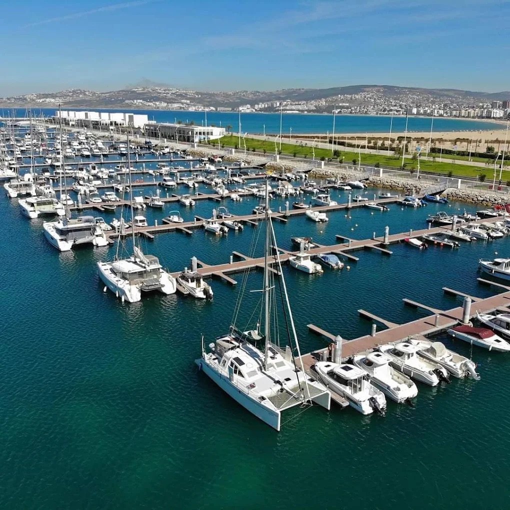 2. Vue aérienne des catamarans et voiliers amarrés à Tanja Marina Bay International.