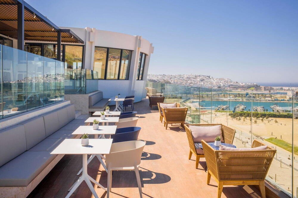 Vue panoramique sur la baie de Tanger depuis la terrasse suspendue du B-Heaven, l'un des espaces phares de l'hôtel Barceló à Tanger.