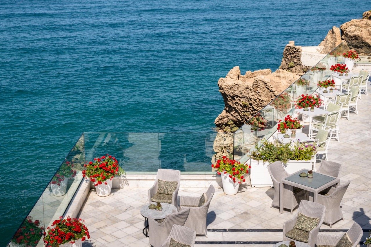 La spectaculaire terrasse extérieure suspendue au-dessus de l'océan Atlantique.