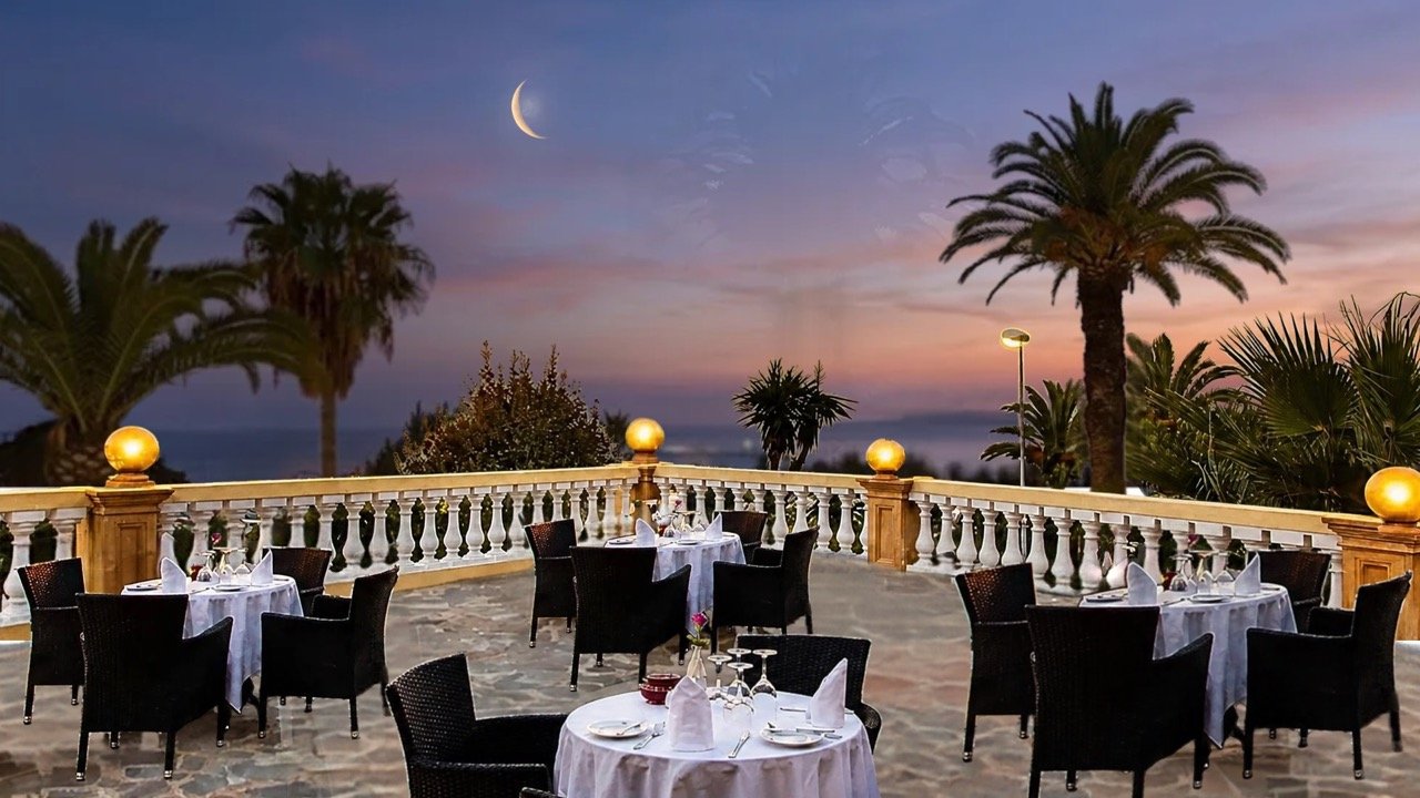 La charmante terrasse panoramique attenante aux restaurants de l'hôtel 