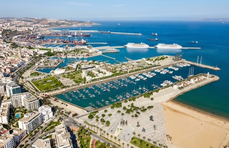 Tourisme de plaisance à Tanger : vue aérienne des paquebots et yachts amarrés à Tanja Marina Bay International.
