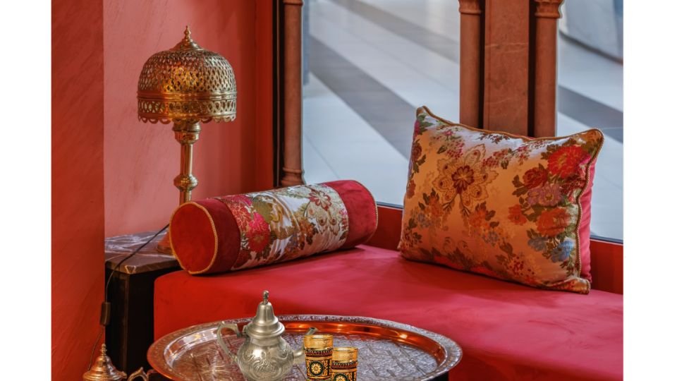 Une théière marocaine traditionnelle servie dans le cadre intimiste du salon de thé La Kasbah